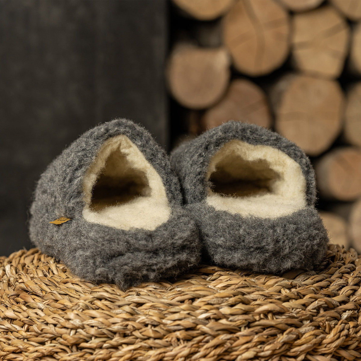 MENIQUE Fleece Slippers Dark Gray